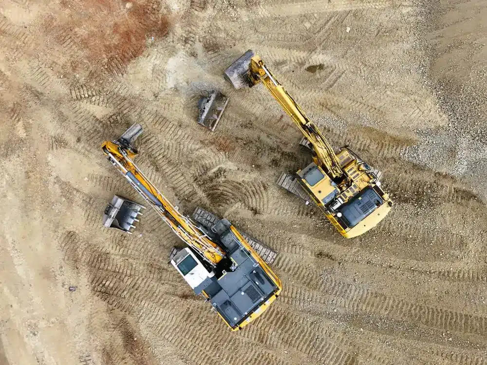 Vue Aérienne du chantier avec excavatrices et machinerie lourde.