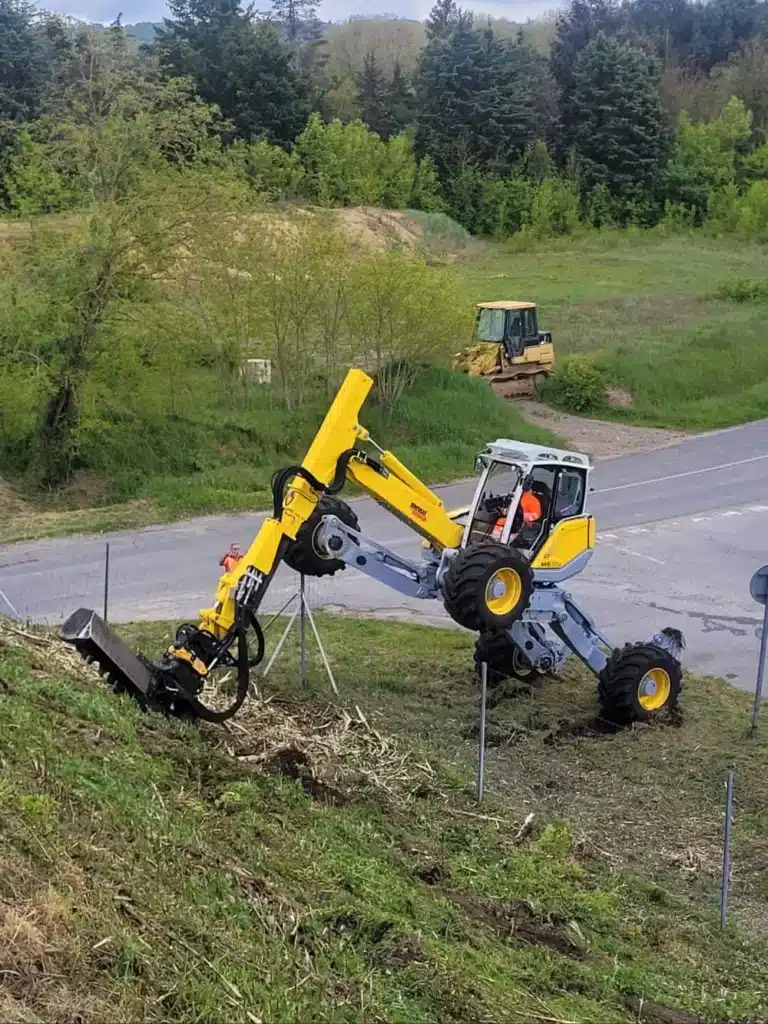 Un tracteur jaune coupe de l'herbe dans un champ verdoyant.