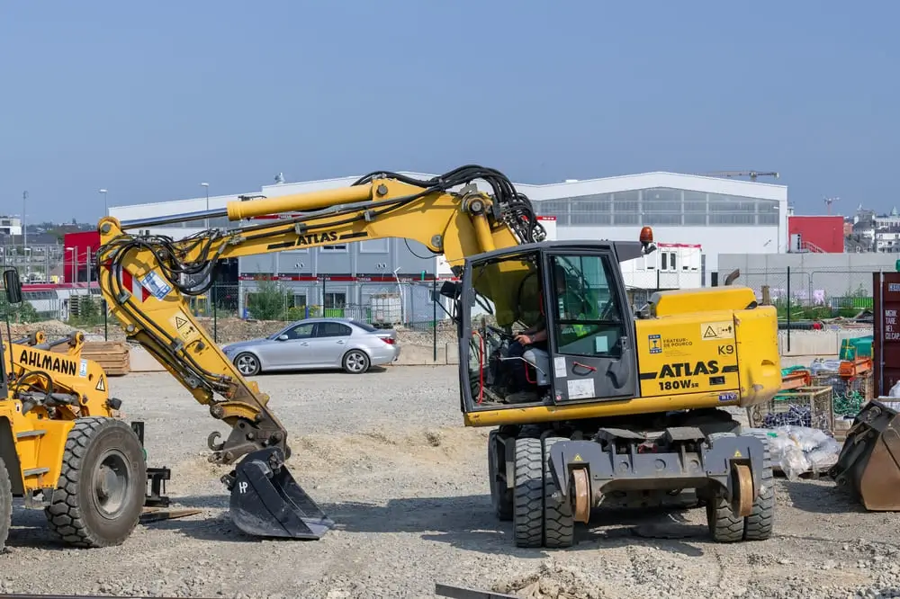 Vue sur une excavatrice sur roues jaune route-rail.