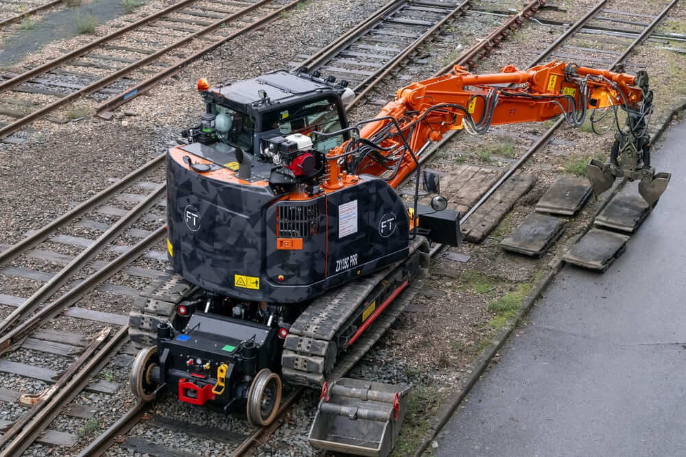 Excavatrice sur chenilles rail-route orange et grise