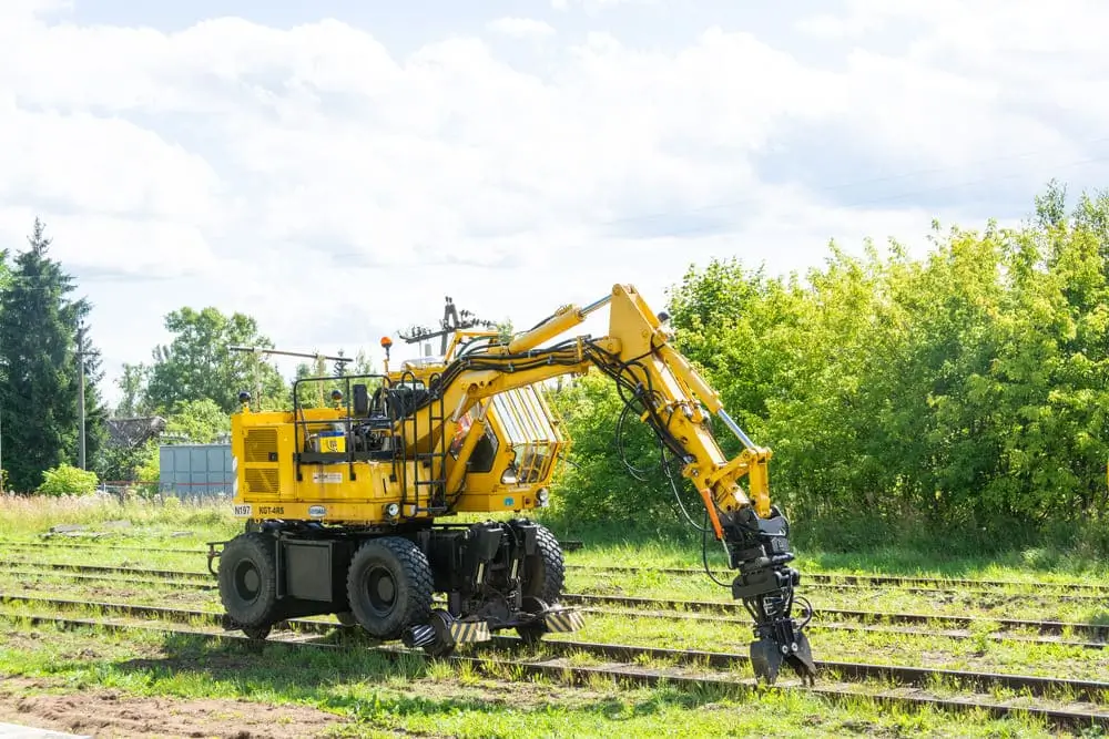 La pelle mécanique se trouve sur les voies ferrées.