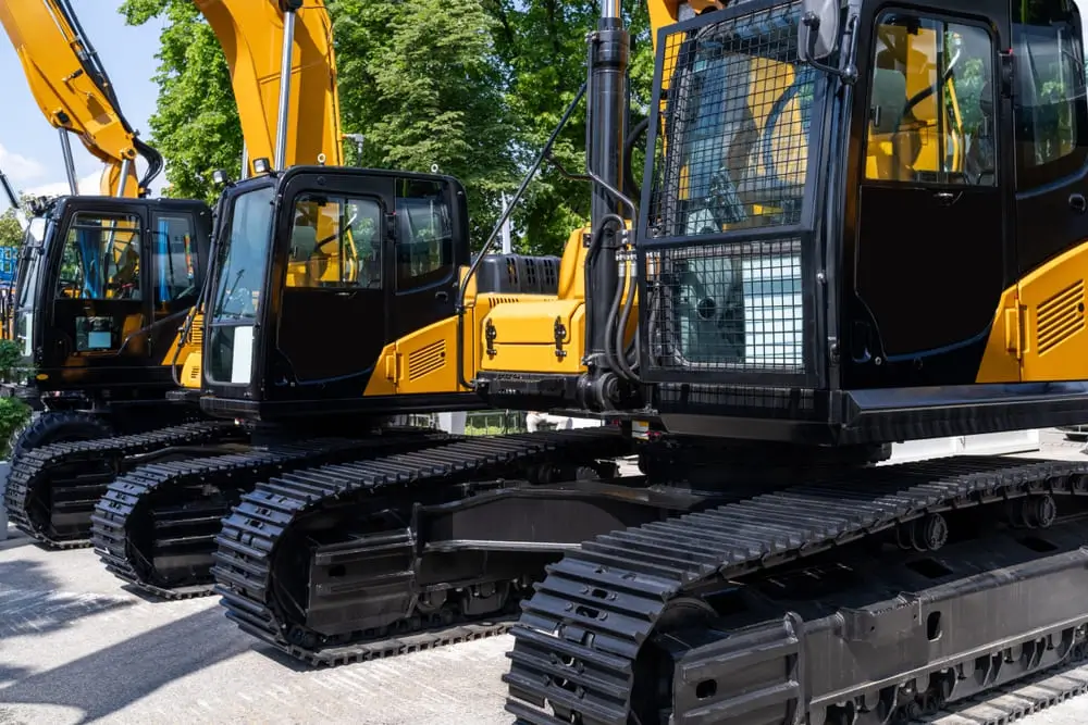 Flotte d'excavatrices de chantier lourdes.