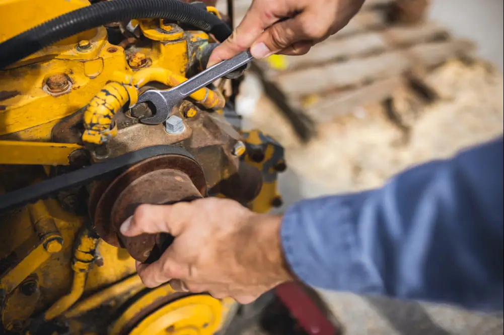 Une machine de construction travaille sur une voie ferrée.