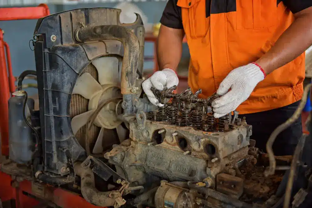 Des ouvriers rassemblent les outils dans l'usine, qui est le cœur de la fabrication du tracteur.