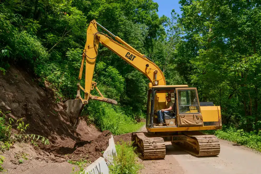 Le service forestier travaille à la réparation et à la reconstruction d'une route forestière endommagée.