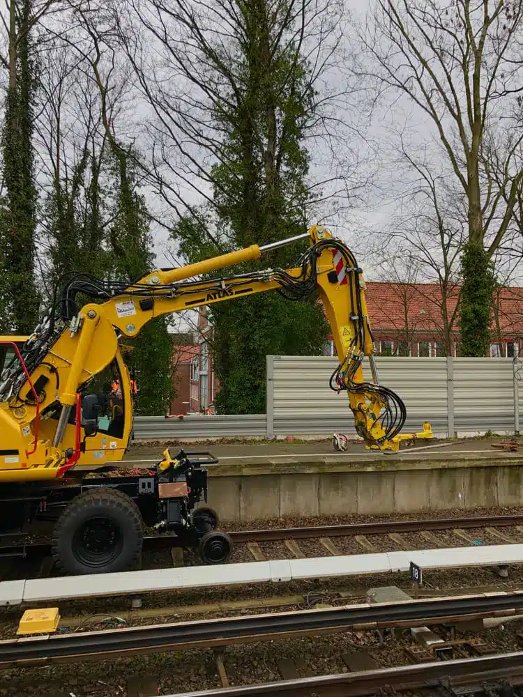 Travaux de réparation à la gare, excavatrice.