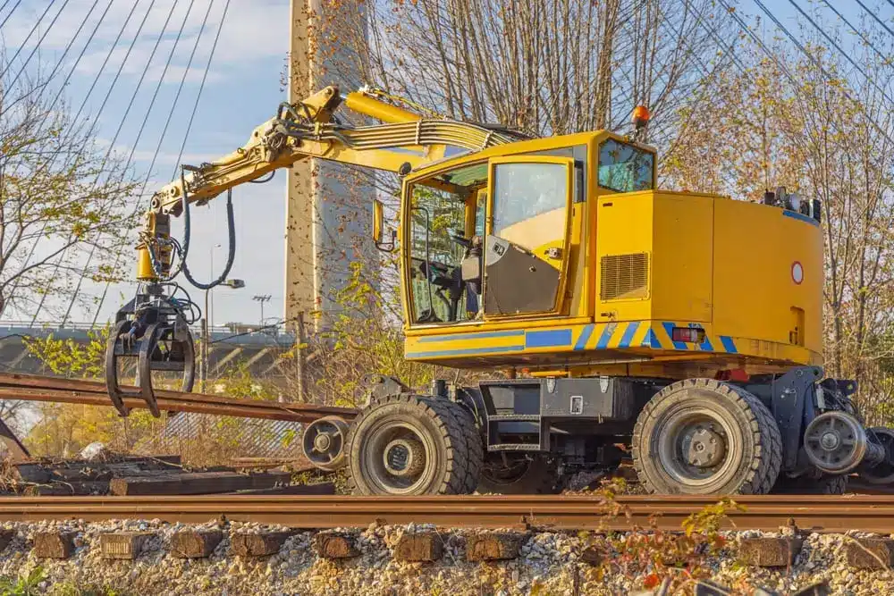 Suppression Des Anciennes Pistes De Chemin De Fer À L'Aide D'Une Machine À Digger De Fourches De Grappling.