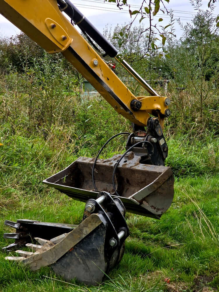 Gros plan sur le remplacement du godet d'une excavatrice.