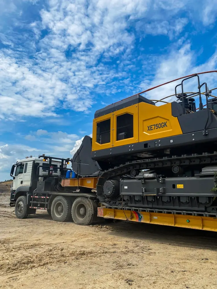 Processus de transport d'une pelle lourde du concessionnaire au site minier.
