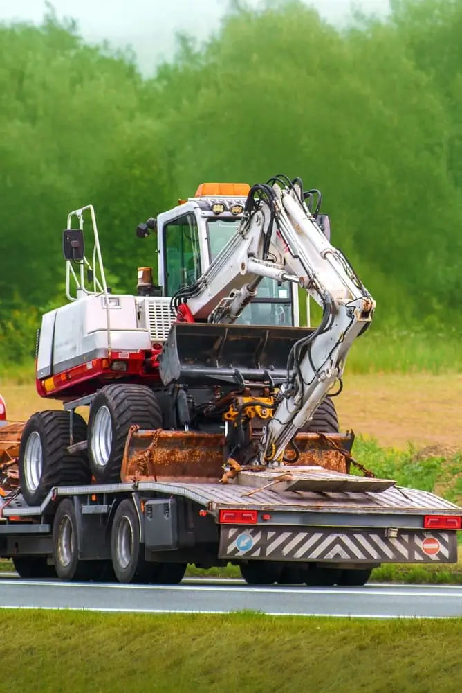 Transport routier de machines de construction lourdes.